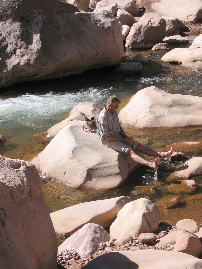 12-An refreshing foot bath after the hike.jpg - An refreshing foot bath after the hike